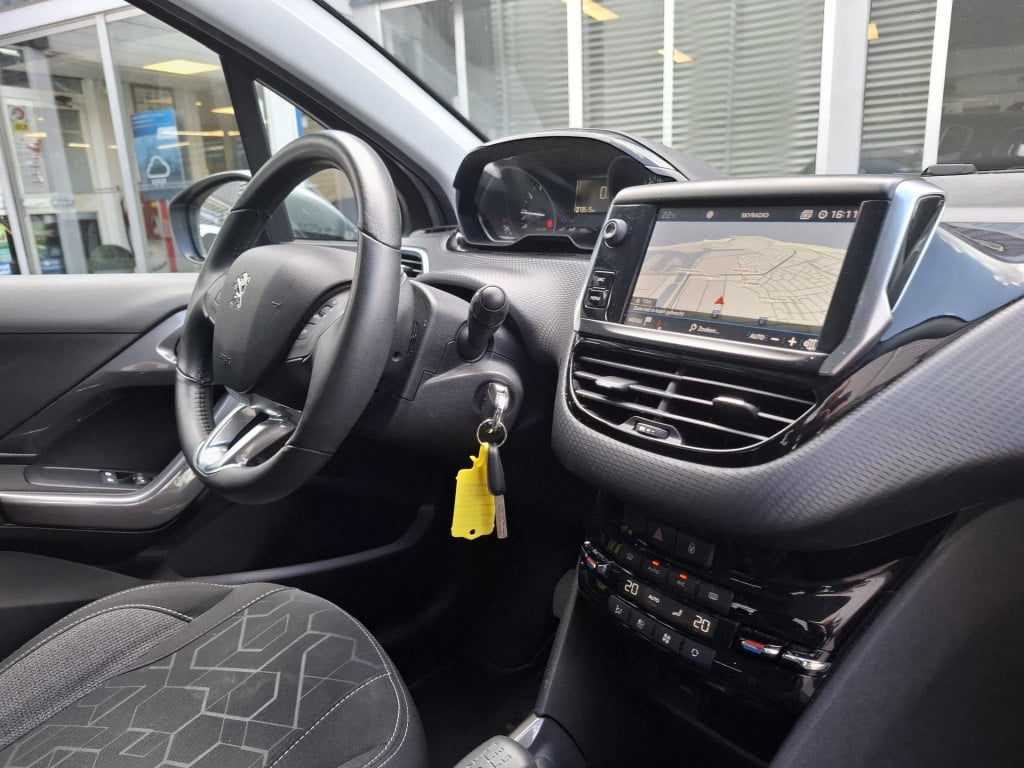 Peugeot 2008 suv 110 blue lion navi/lmv/park