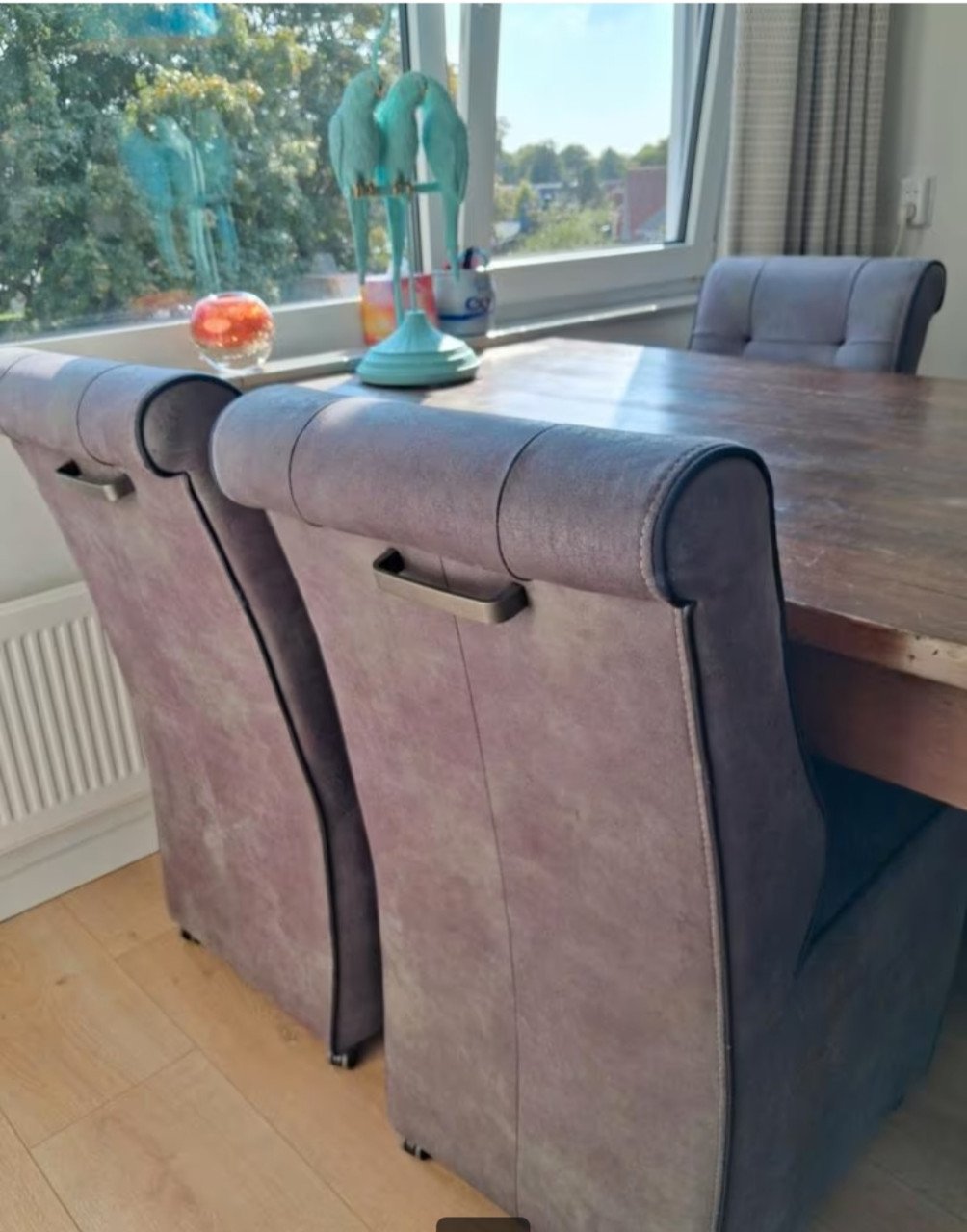 Eethoek met 4 stoelen op wieltjes
