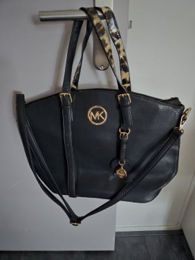Tas MK zwart met kleine beschadigingen aan de onderste rand, 40x30cm Teab.