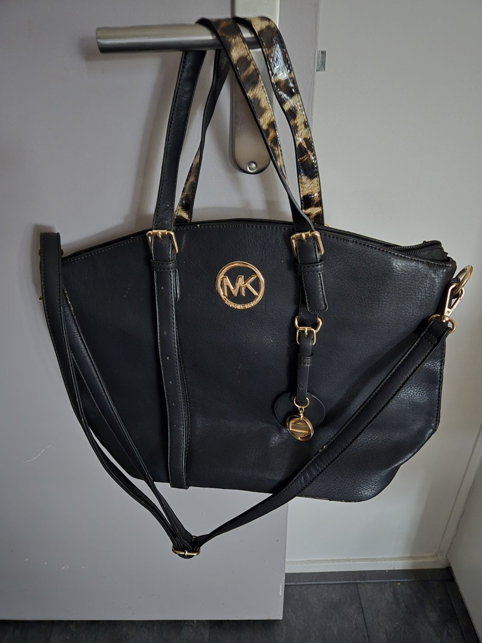 Tas MK zwart met kleine beschadigingen aan de onderste rand, 40x30cm Teab.
