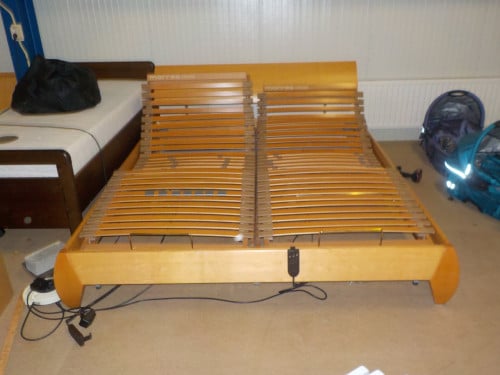 Ledikant 180 x 220 cm met elektrische bodems + matrassen in goede staat