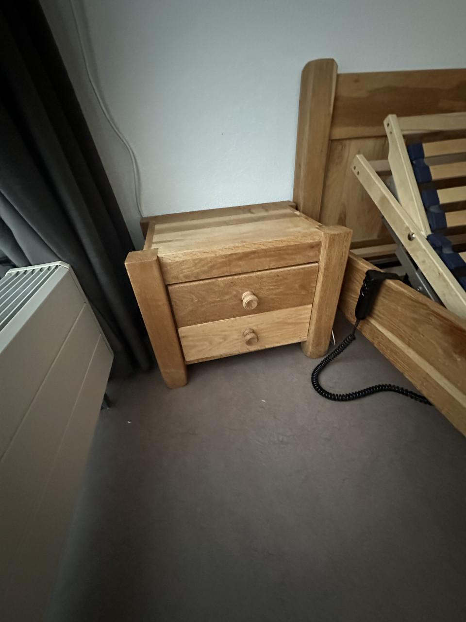 Ledikant met twee nachtkastjes. Elektrisch bedienbaar.