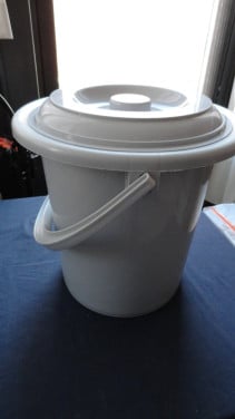 Toiletemmer CURVER -paar keer gebruikt- dus NIEUW 10 liter. Zie foto’s