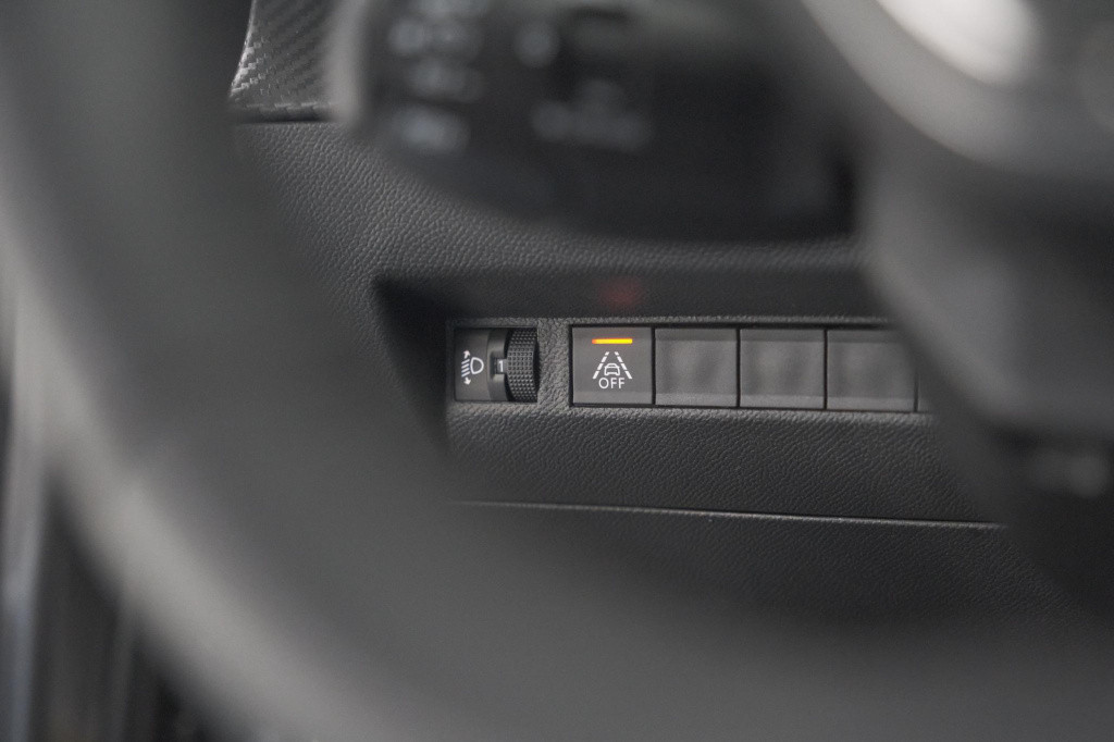 Peugeot 2008 puretech 102 allure pack | camera | apple carplay | parkeersen