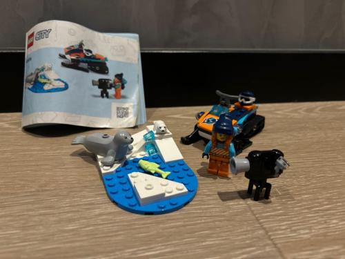 Lego set 60376 Sneeuwscooter voor Poolonderzoek