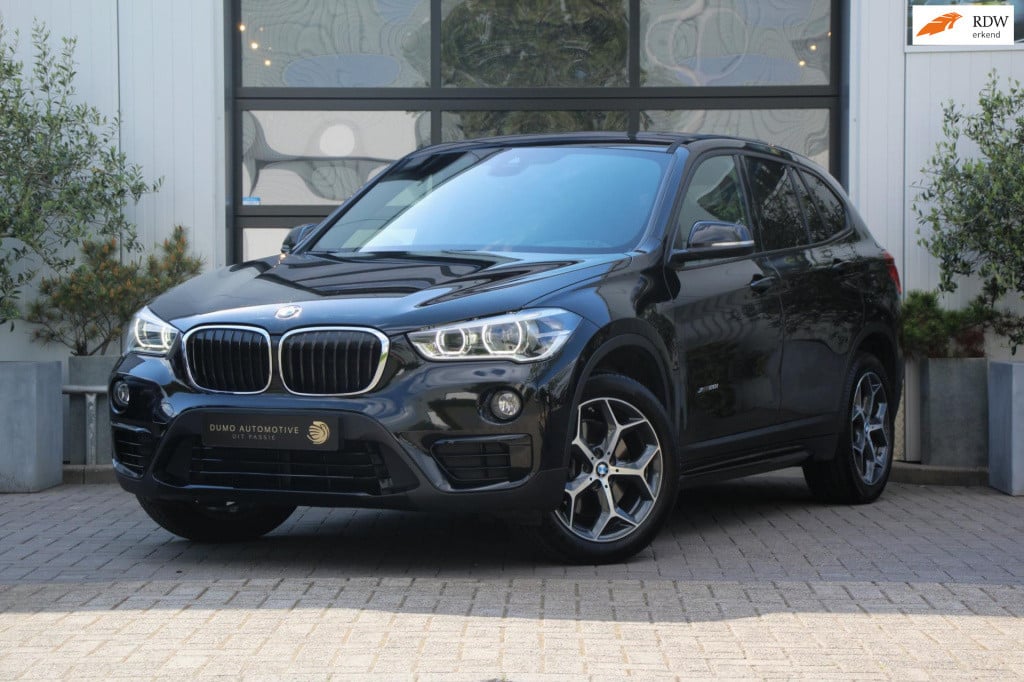 BMW X1 xdrive20i sport line automaat - led - pano - navi - stoel verw - cru
