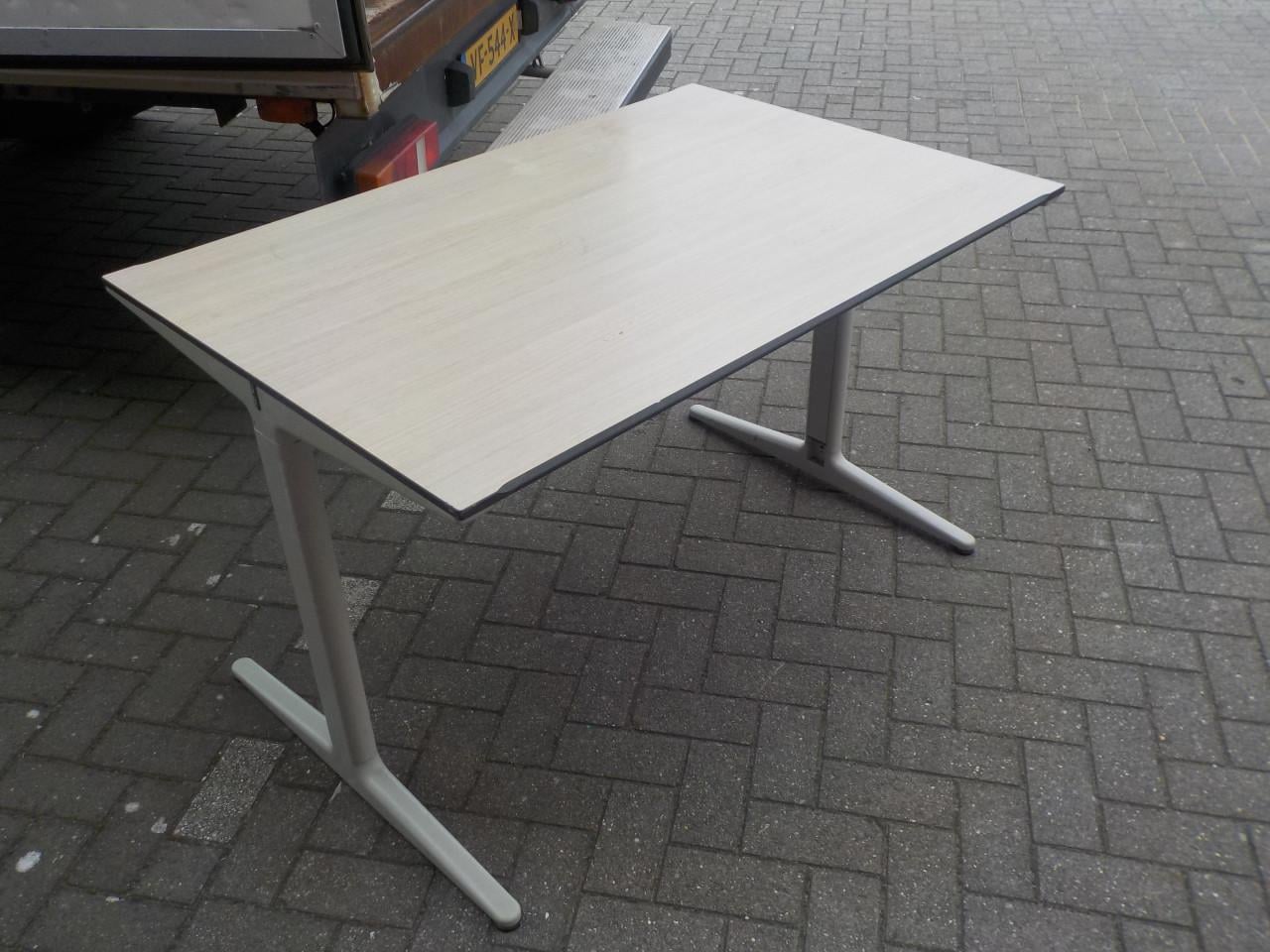 Ahrend bureautafel in goede staat 80 x 140 cm