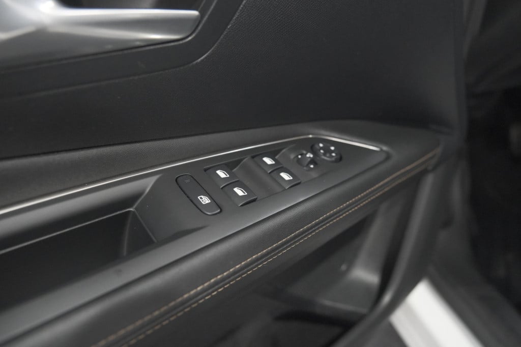 Peugeot 3008 puretech 130 gt-line | camera | dodehoekdetectie | navigatie |
