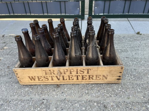 Krat met lege flesjes bier Trappist Westvleteren