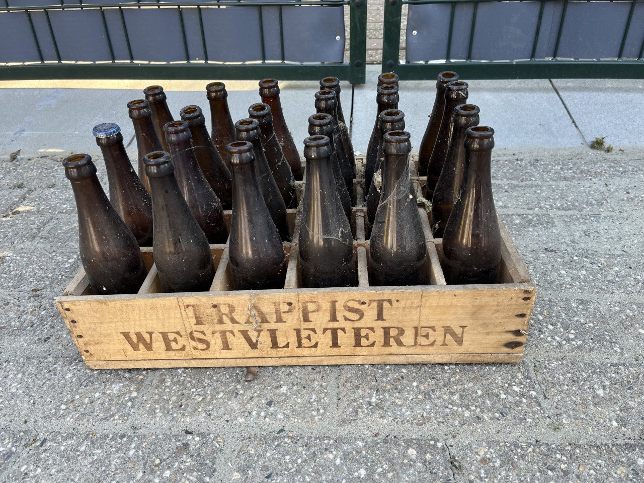 Krat met lege flesjes bier Trappist Westvleteren