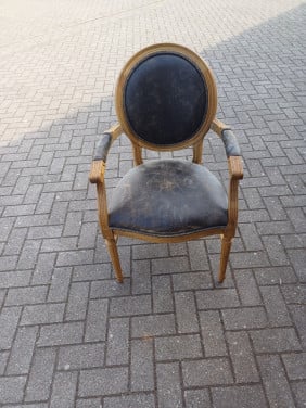 Klassiek gevormde houten stoelen.