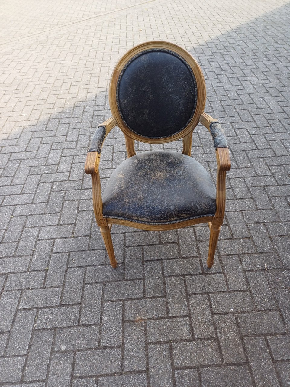 Klassiek gevormde houten stoelen.