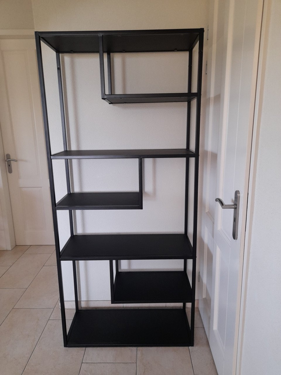 Zwart metalen wandrek met  houten plankjes (85 x 35 x 188H) z.g.a.n.