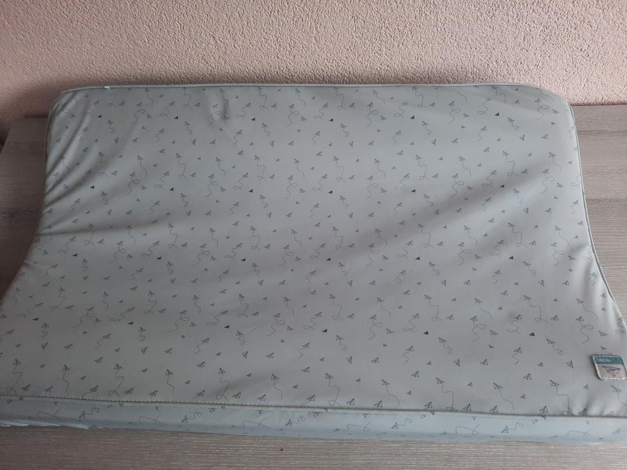 Babybed 60x120 inclusief matras, matrasbeschermer, verschoonmat en wandrek