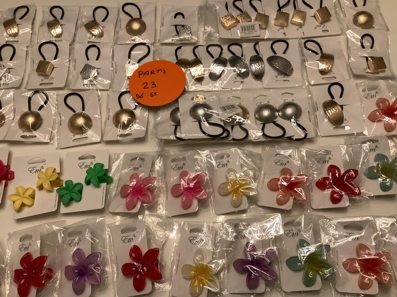Partij leuke haarclips/haarspelden en haarelastieken. ( partij 23)