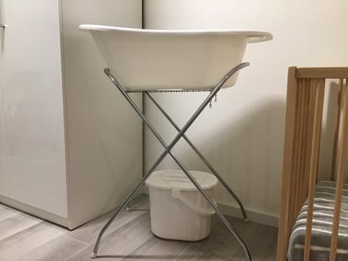 Baby badje + standaard, luieremmer en bijbehorende waskom.