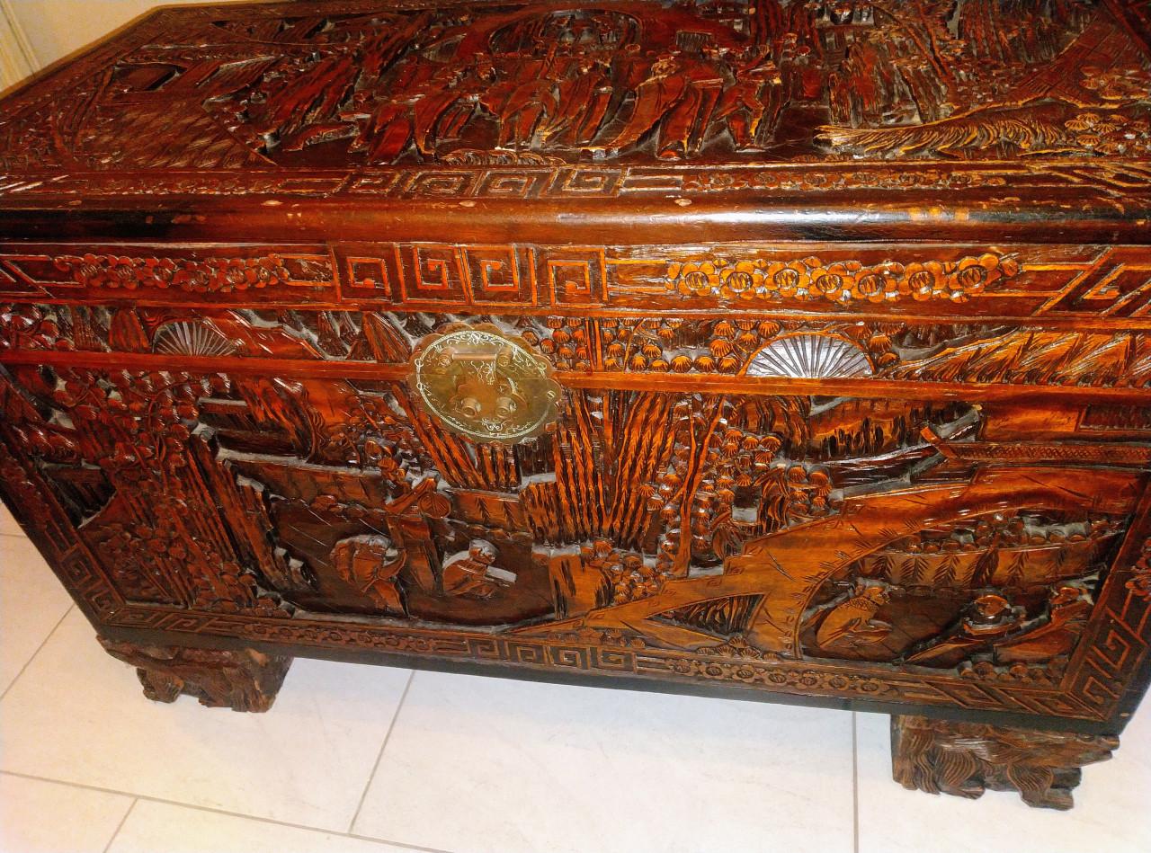 Dekenkist koloniaal, houtsnijwerk