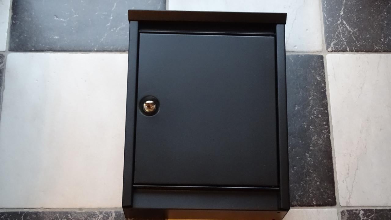 Metalen brievenbus in de kleur zwart, incl. slot + sleutel