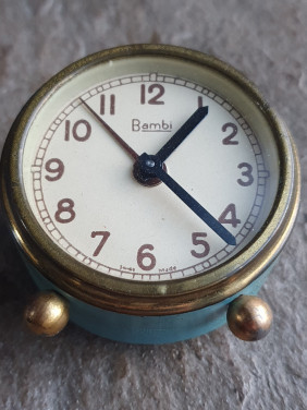 Heel mooie kleine brocante wekker (made in zwitserland) Bambi....