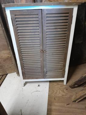 Kastje met louvre deuren opknapper.