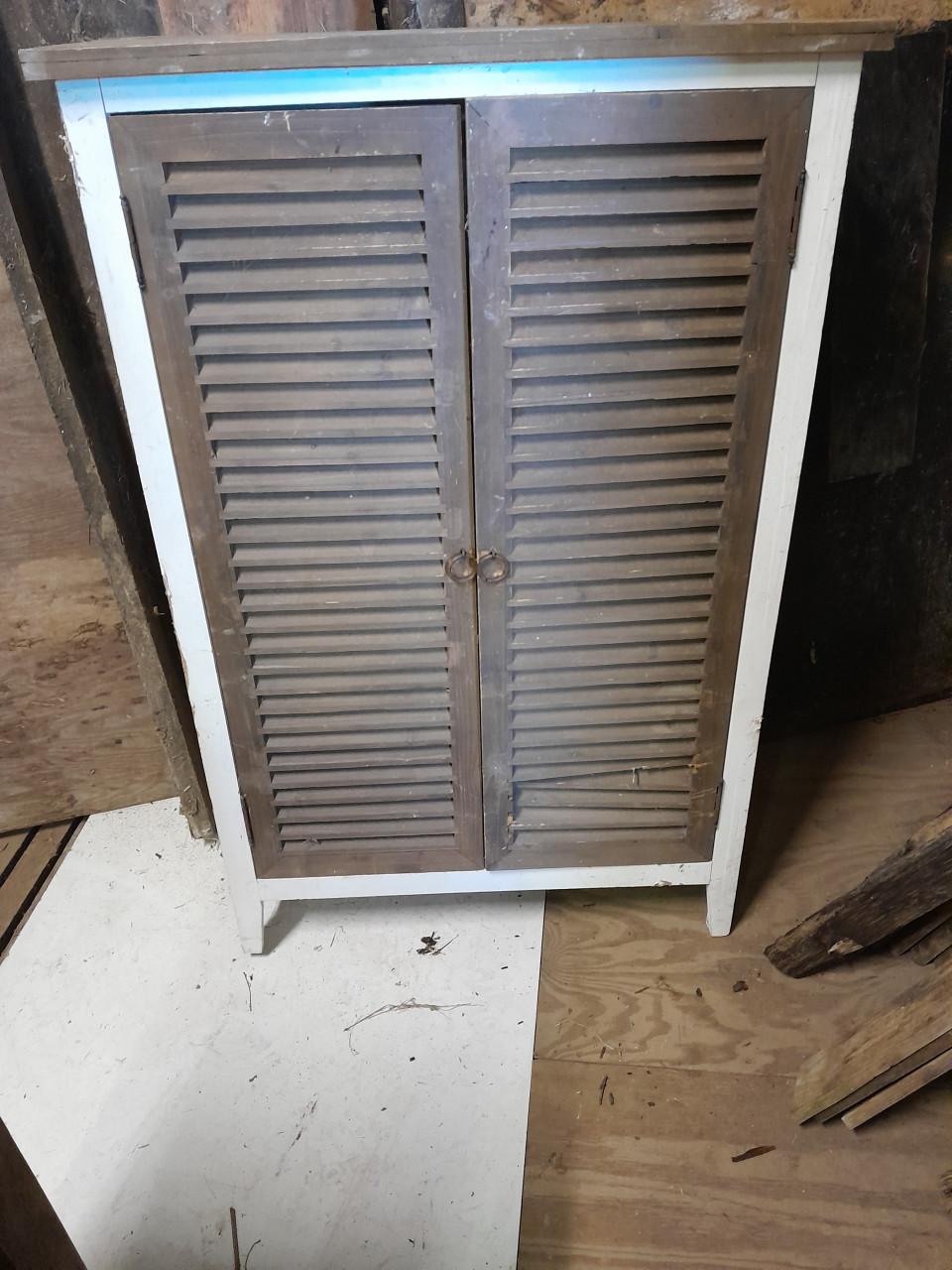 Kastje met louvre deuren opknapper.