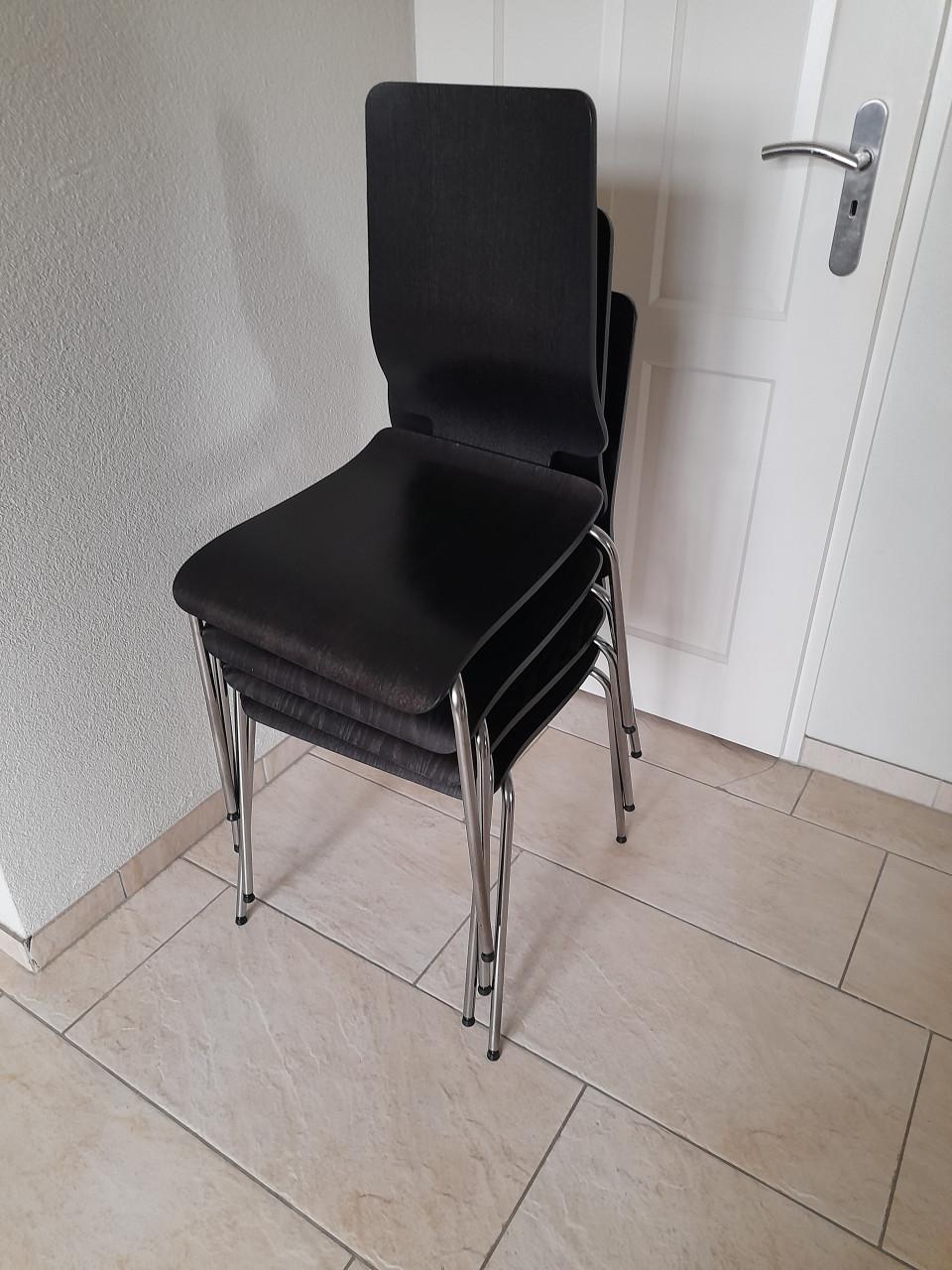 4 stoelen (stapelbaar) in goede nette  staat !