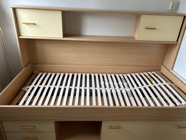 Gratis leuk eenpersoonsbed met ombouw en lades en lattenbodem