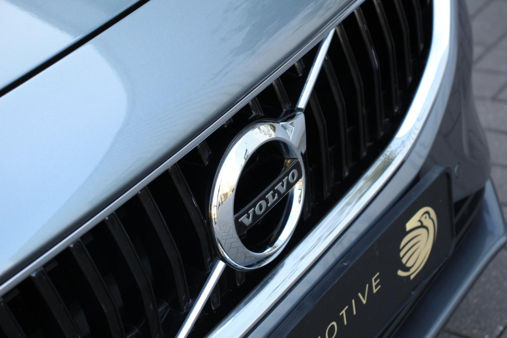 Volvo V40 1.5 t2 momentum automaat - pdc rondom + camera - full led - navi 