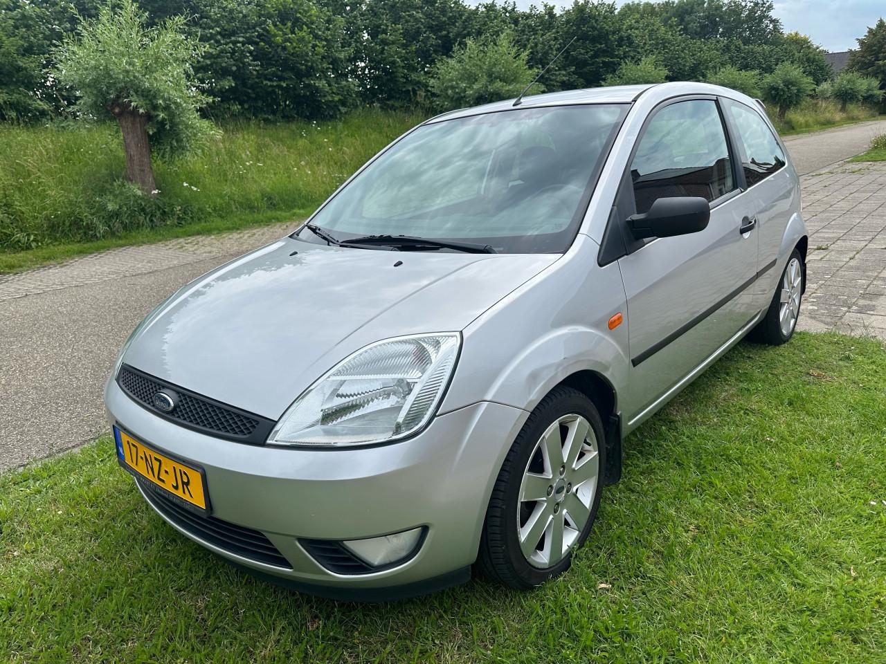 Ford fiesta 1.4 16V 3drs 2004 grijs
