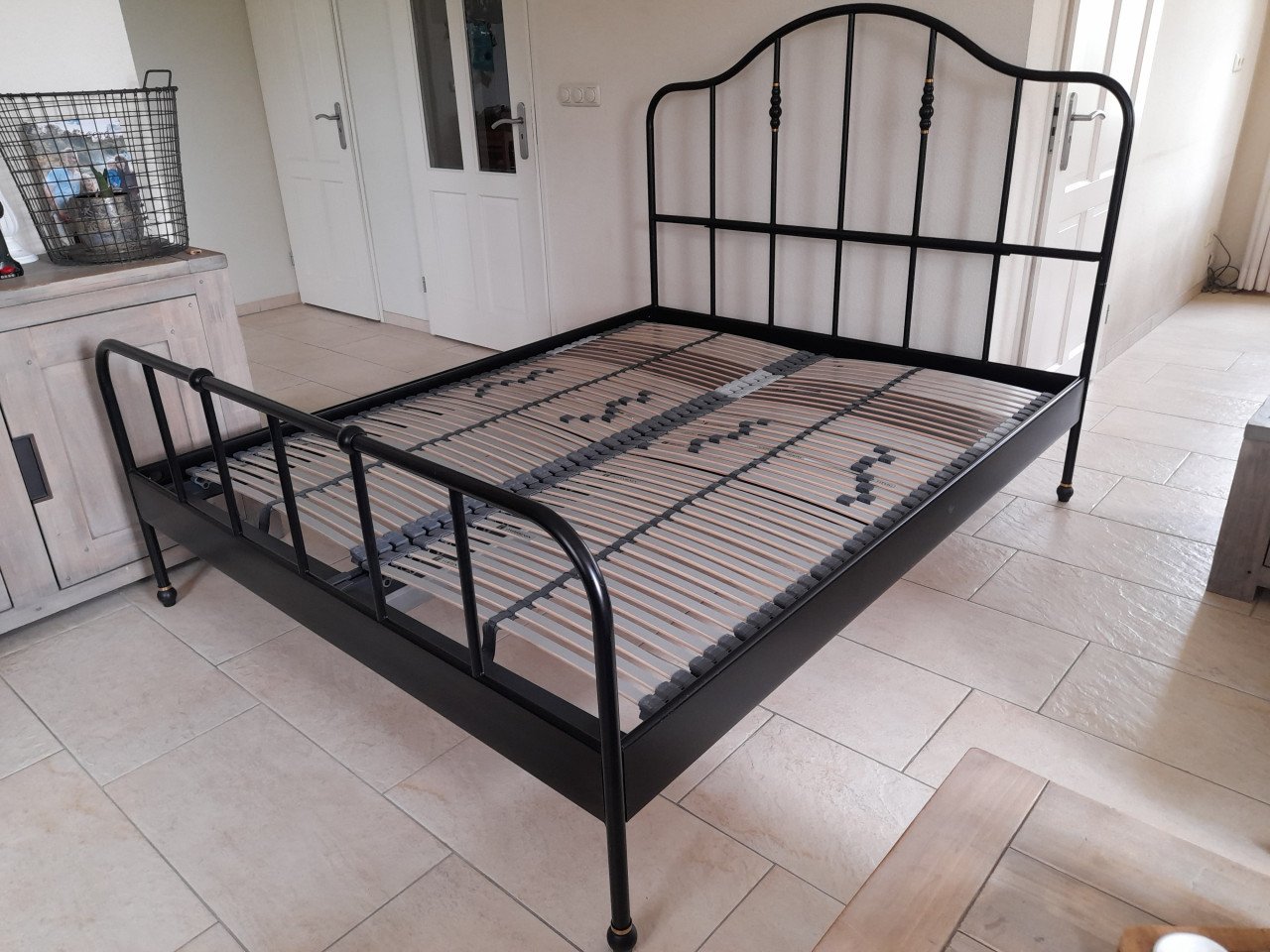 Prachtig metalen bed 160 x 200 met bossflex lattenbodems (in goede staat)