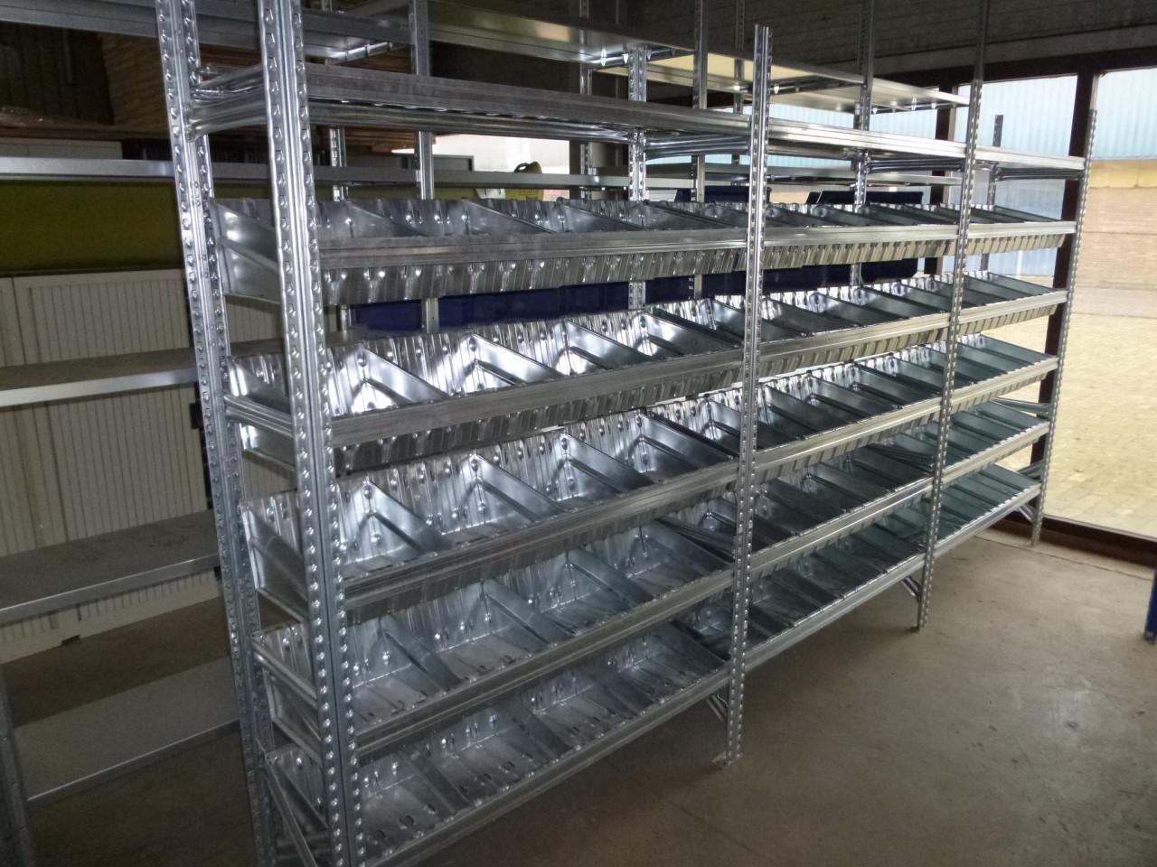Verzinkte magazijnstelling met voorraad  bakjes en verdeelschotjes .