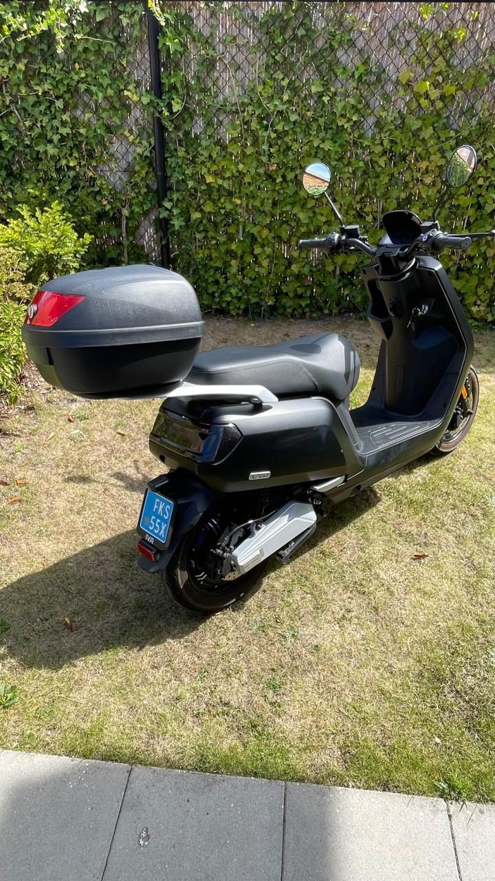 Twee electrische scooters IVA E-go S3 en S5