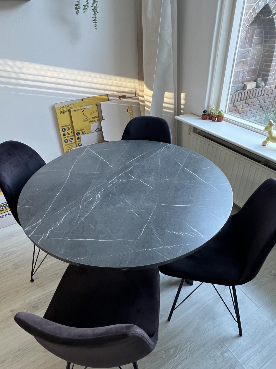 Eettafel met 4 bijpassende stoelen