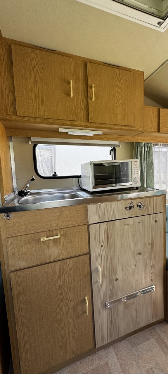 Mooie Retro Kip caravan 1988 met 2 zitjes en luifel