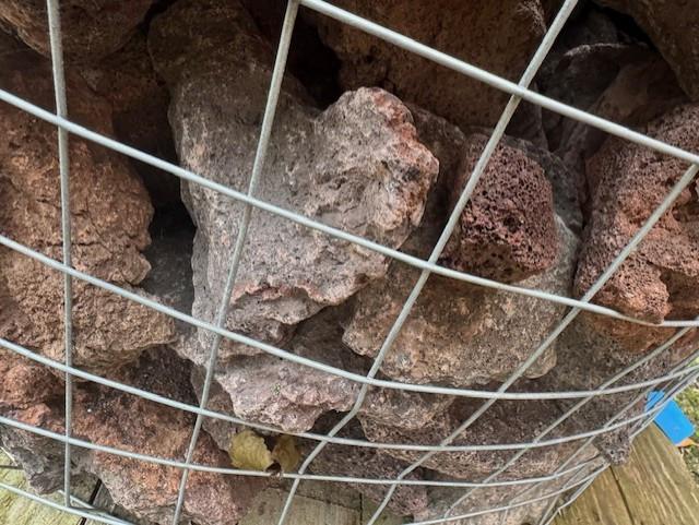 Lavastenen voor vijverrand