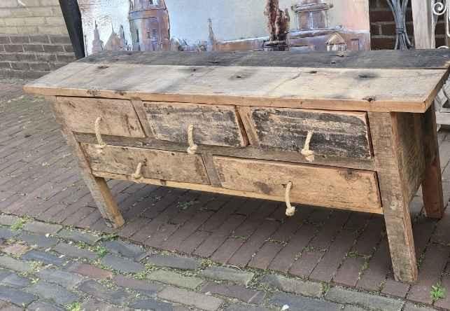 SCHITTERENDE DECORATIE, KASTEN, TAFELS, STOELEN, 3Z FACTORY ARNEMUIDEN