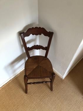 Antieke houten stoel met rieten zitting