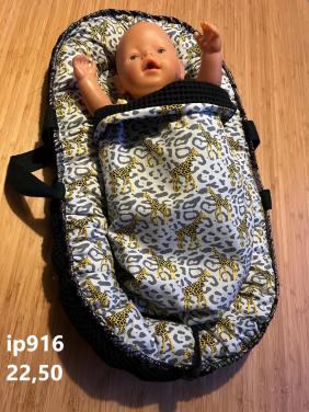 Poppenkleertjes baby born. Babynestje. Opbrengst KiKa.