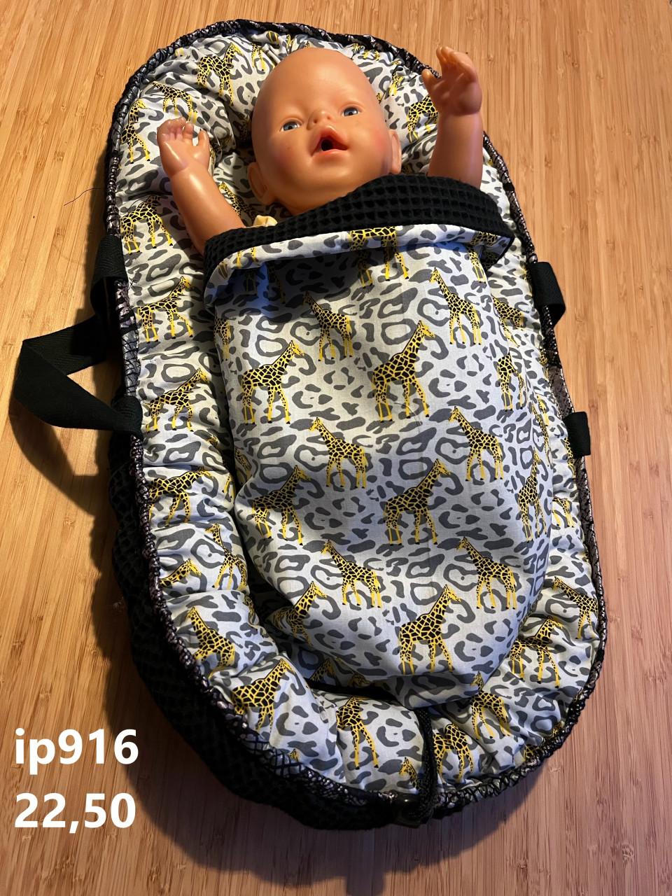 Poppenkleertjes baby born. Babynestje. Opbrengst KiKa.