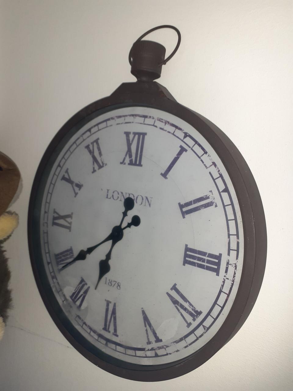 Grote Hangklok met zware koperen gewichten. & Diverse klokken