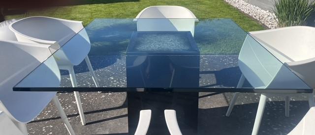 Glazen vierkante tuin eettafel met zwart granieten voetkolom