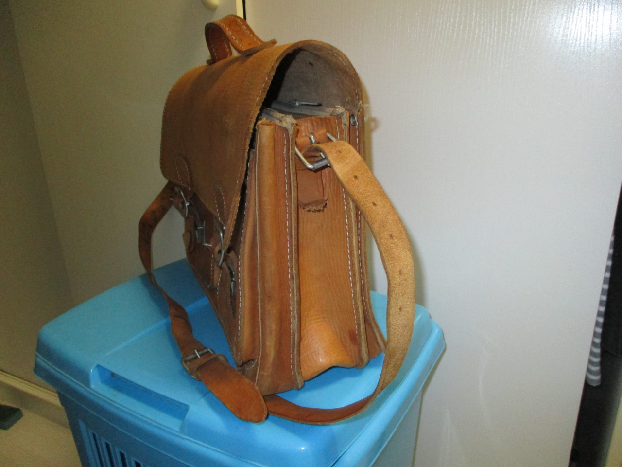 Te koop prachtige lederen schooltas met schouderband