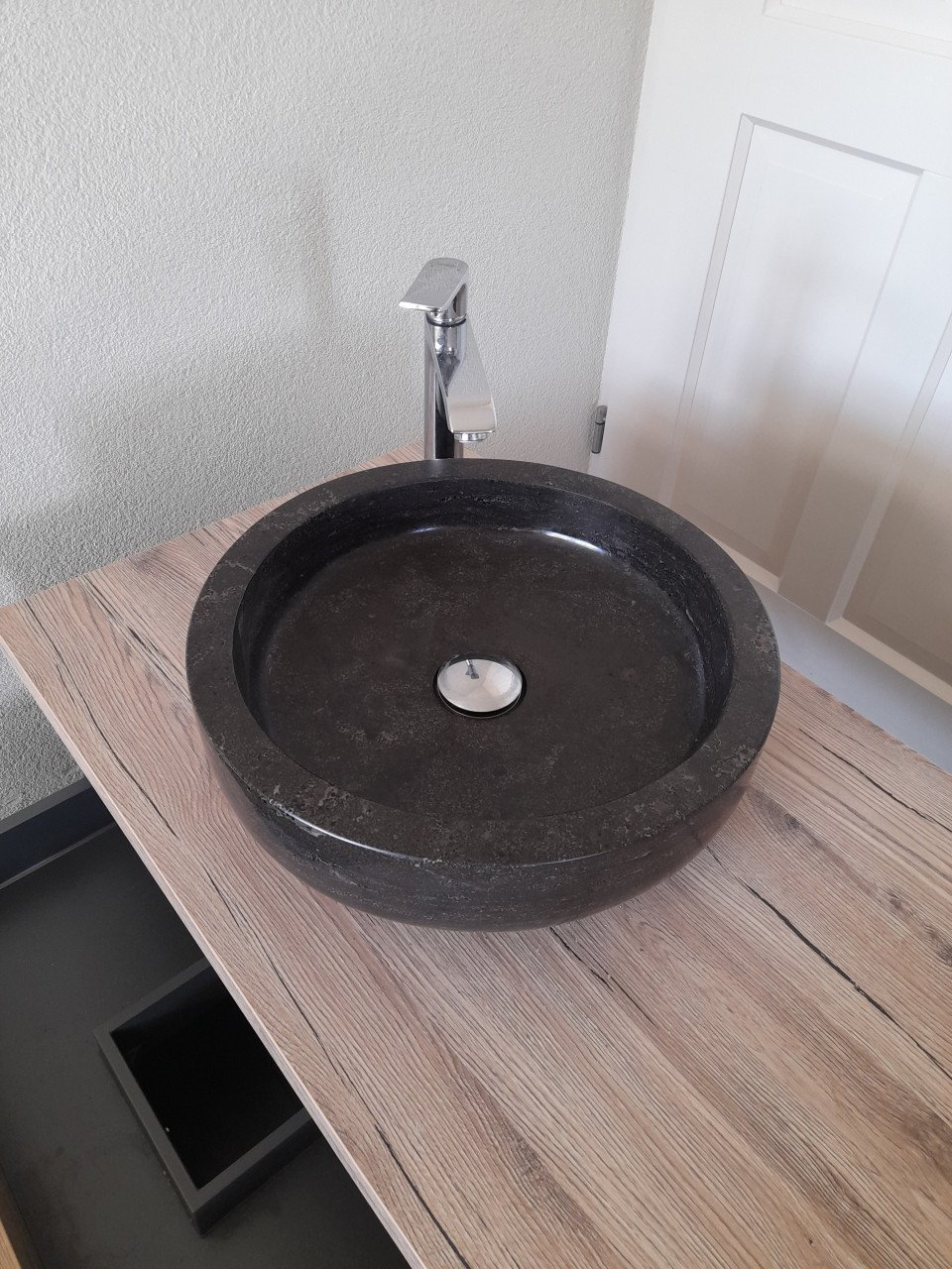 Badkamer meubel met waskom en kraan ( in goede nette  staat )