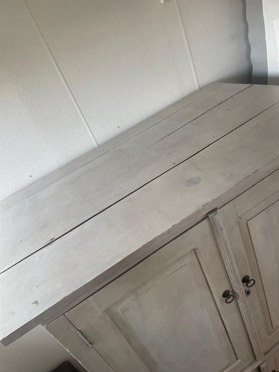 Landelijk houten dressoir/kast met deuren en planken
