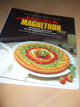 Te koop map "koken met de magnetron".(nieuw).
