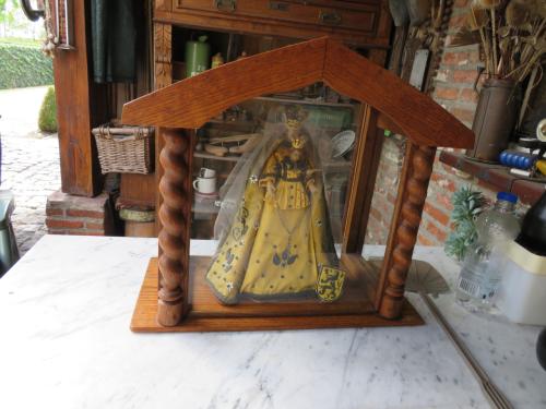 Vintage houten kapelletje met wassen Maria en kindje Jezus.