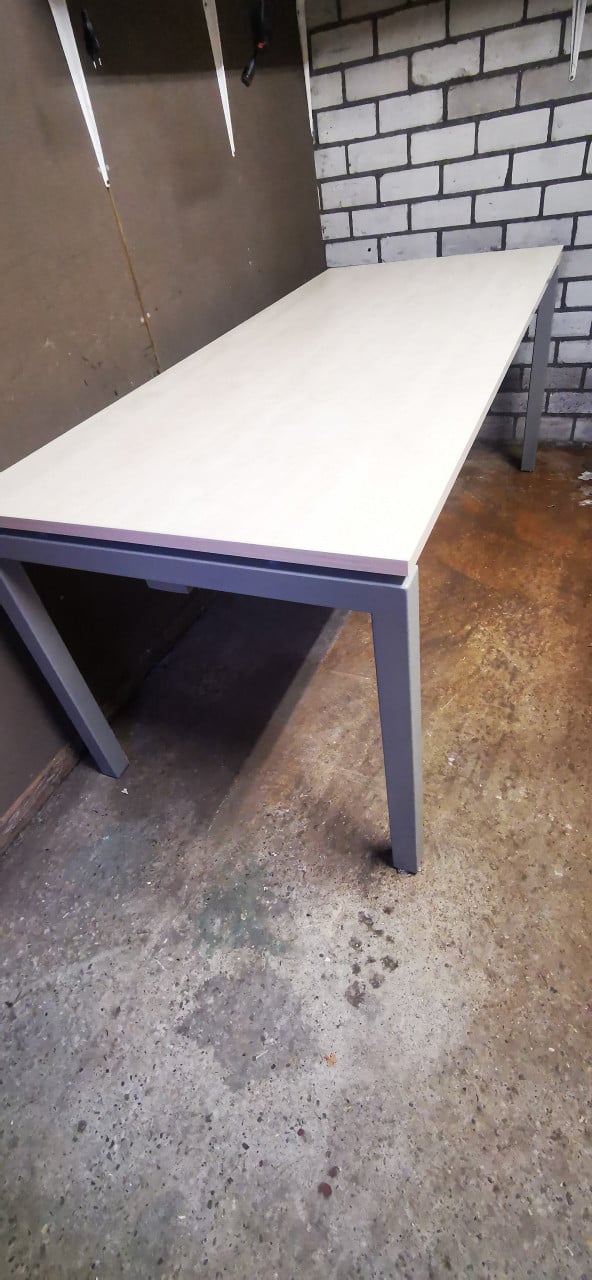 Te koop: mooie kantoortafels