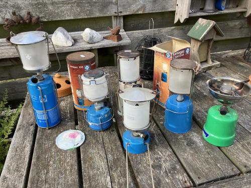 Diverse campinglampen + brandertje.