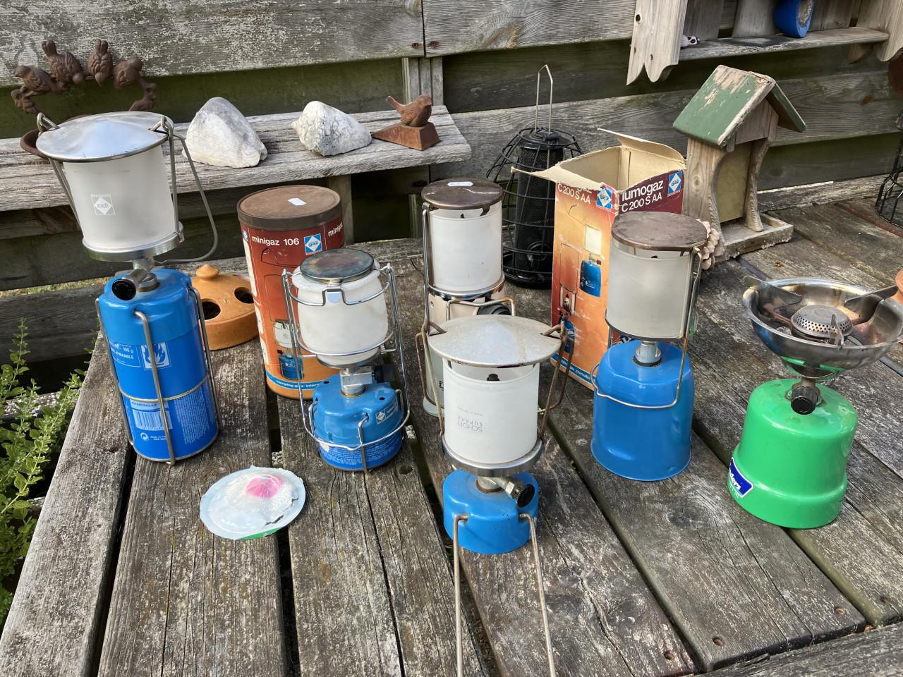 Diverse campinglampen + brandertje.