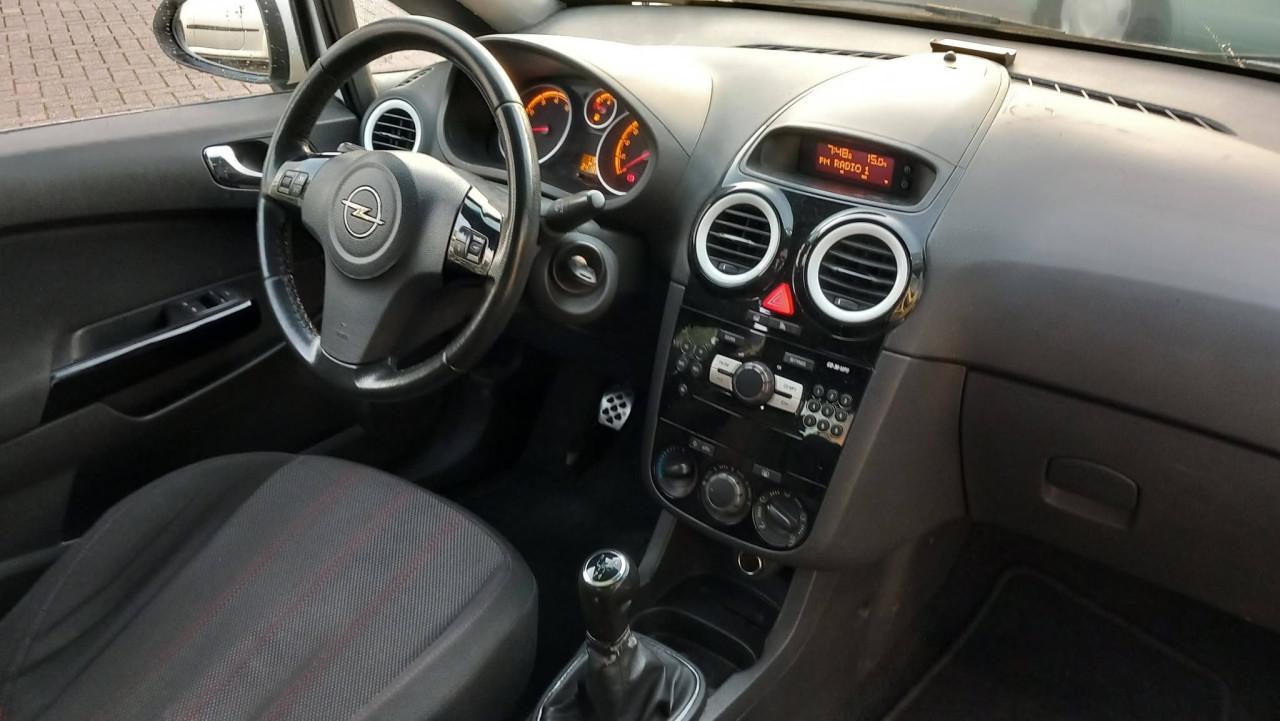Opel Corsa 1.4 16v 111 Edition 3deurs bj:2010 airco lm-velgen apk 7-2027
